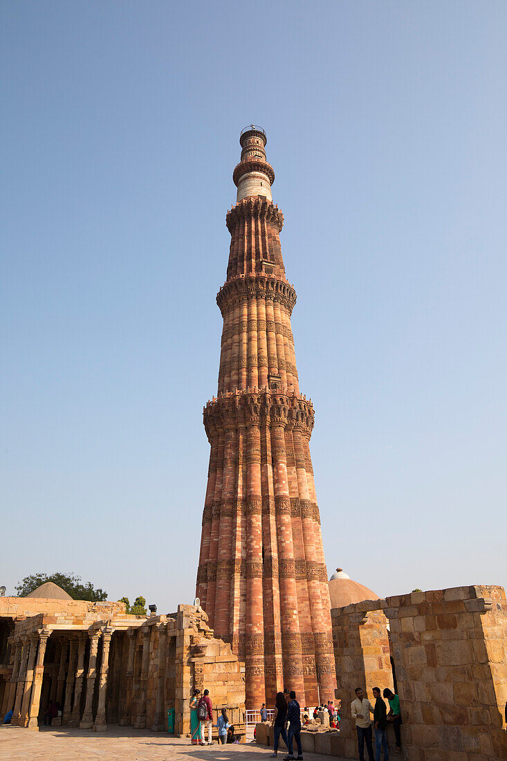 Qutb Minar,a minaret standing tall against a blue sky,New Delhi,Delhi,India