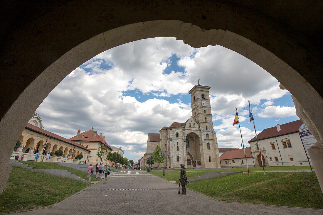 Römisch-katholische Kathedrale und rumänisch-orthodoxe Kathedrale, eingerahmt vom Torbogen der Stadttore, Siebenbürgen, Alba Iulia, Kreis Alba, Rumänien