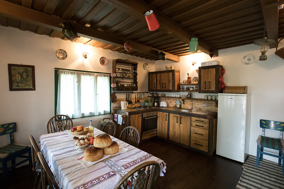 Interieur eines traditionellen Holzhauses, The Village Hotel, Siebenbürgen, Breb, Kreis Maramures, Rumänien