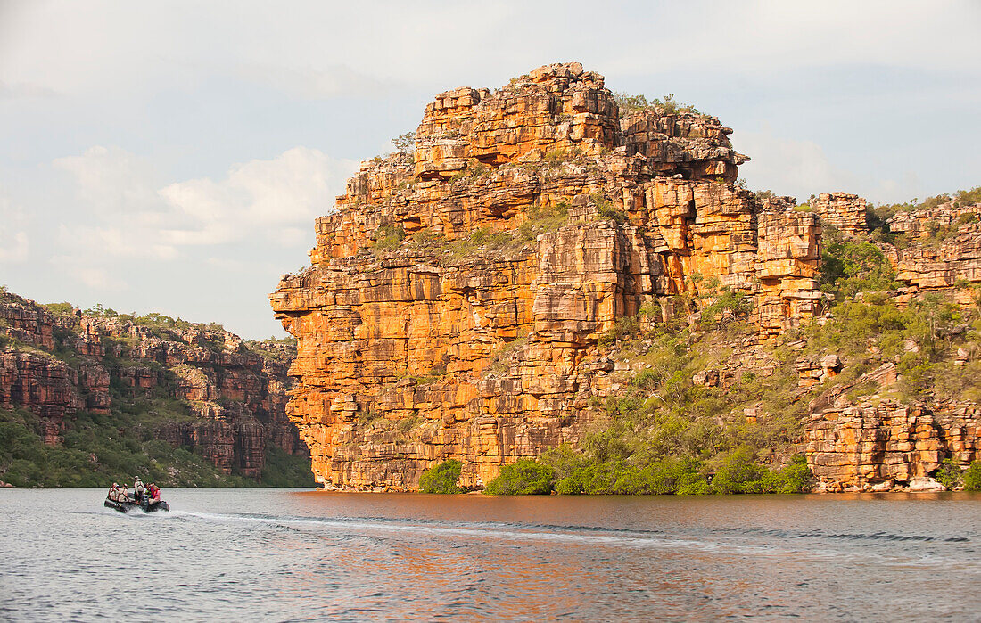 Expeditionsreisende an Bord von Schlauchbooten erkunden den King George River in der Kimberley-Region von Westaustralien,Westaustralien,Australien