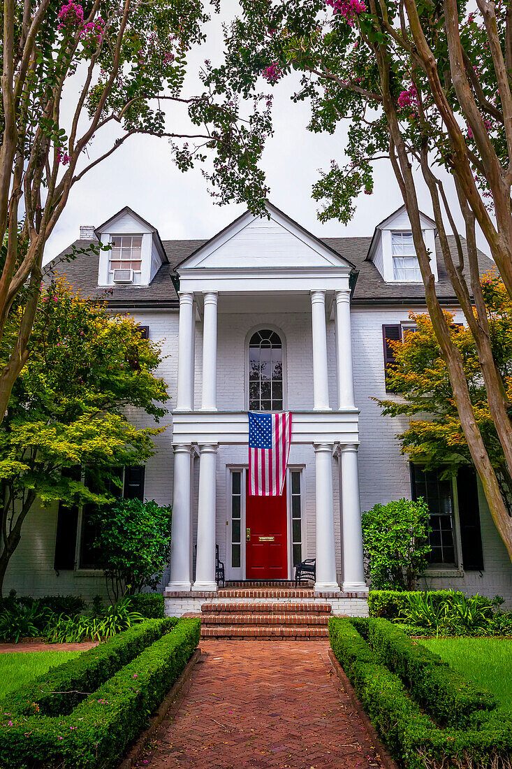 Hauseingang mit roter Tür und amerikanischer Flagge, Charleston, South Carolina, Vereinigte Staaten von Amerika