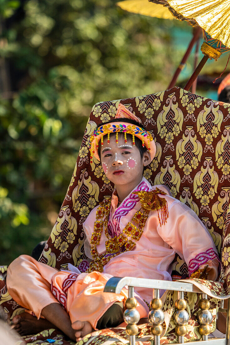 Novitationszeremonie zur Aufnahme von Jungen in das buddhistische Kloster als Mönche in einem ländlichen Dorf entlang des Irrawaddy-Flusses, Myanmar/Burma,Kachin,Myanmar