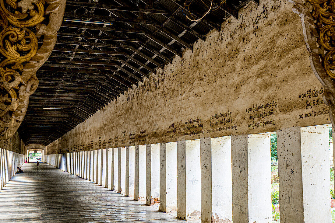 Fußweg zur Shwezigon-Pagode, erbaut nach der Anawrahta-Ära des Theravada-Buddhismus am Ufer des Ayeyarwady-Irrawaddy-Flusses in Bagan, Myanmar-Burma, Bagan, Mandalay, Myanmar