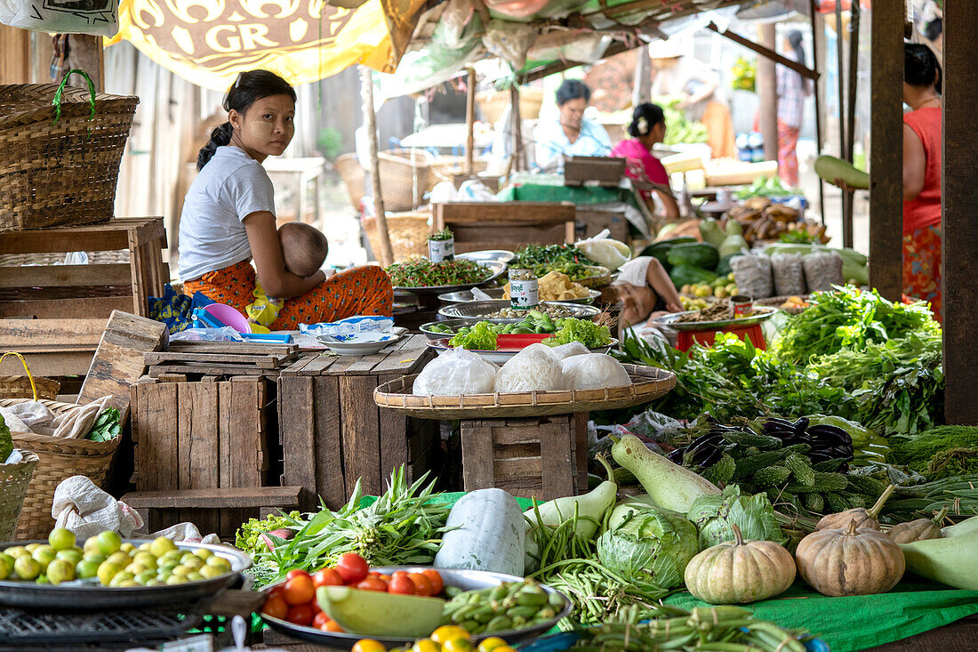 Einheimische Frau verkauft Gemüse auf dem Lebensmittelmarkt eines ländlichen Dorfes im Kachin-Staat am Irrawaddy-Fluss,Myanmar/Burma,Kachin,Myanmar