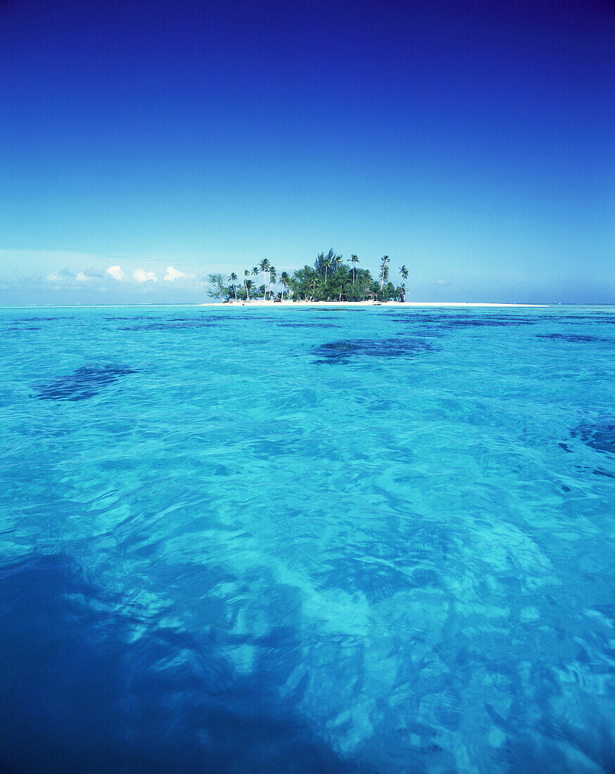 Kleine tropische Insel mit Palmen, umgeben von klarem, türkisfarbenem Wasser und einer Sandbank, Französisch-Polynesien