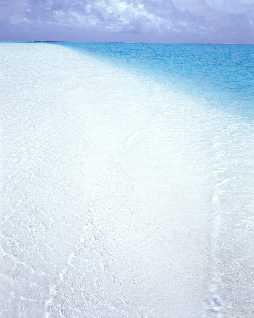 Weißer Sand und türkisfarbenes Meerwasser mit Blick auf den offenen Ozean, Cook-Inseln