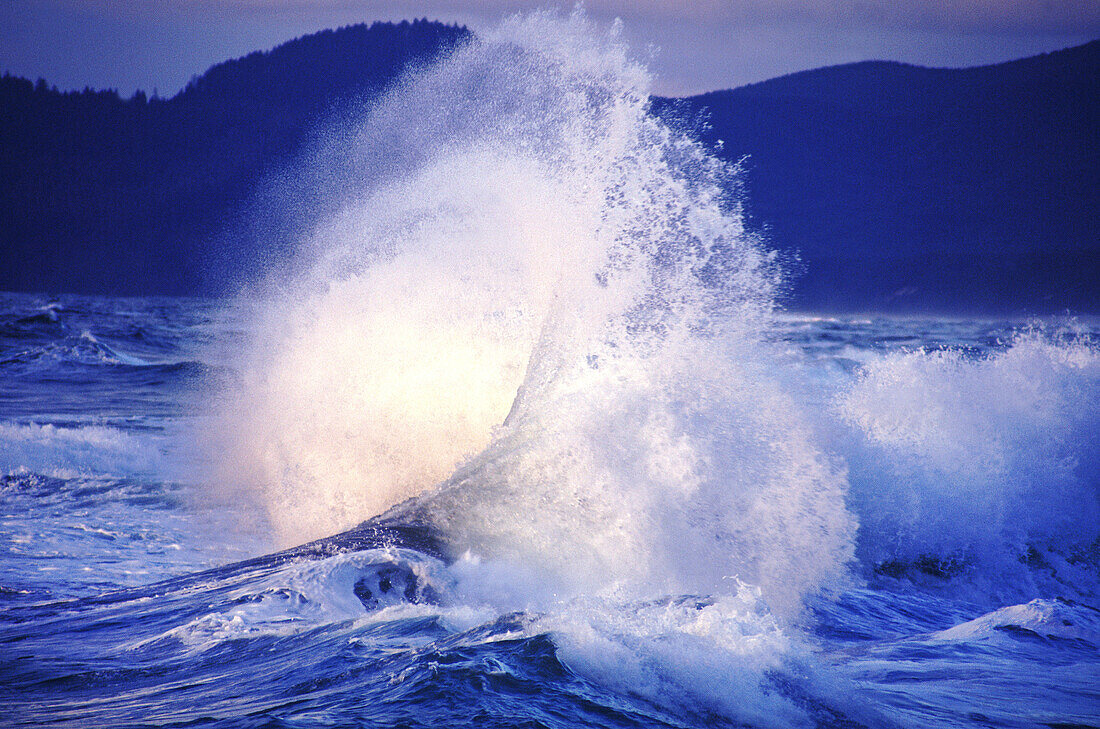 Plätschernde Welle am Ufer von Cape Kiwanda entlang der Küste von Oregon in Cape Kiwanda State Natural Area,Oregon,Vereinigte Staaten von Amerika