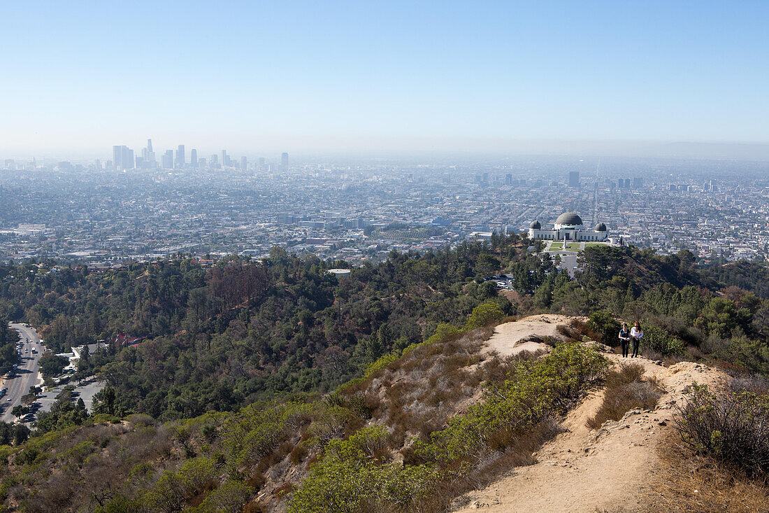 Wanderer folgen einem Pfad in der Nähe des Griffith Observatory. Die Luftverschmutzung hängt über Los Angeles,Griffith Observatory,Los Angeles,Kalifornien