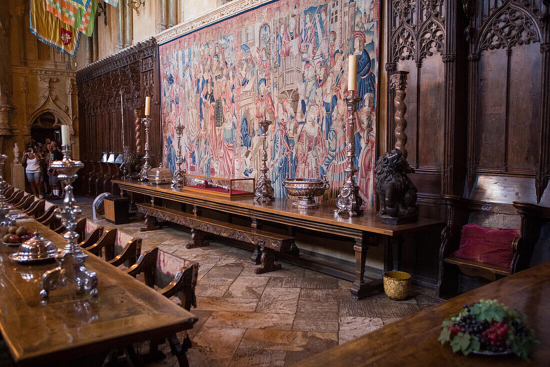 Touristen betreten den Speisesaal von Hearst Castle, der mit zahlreichen Möbeln, Tischen, Wandteppichen, Skulpturen und Kunstwerken ausgestattet ist.,Hearst Castle,San Simeon,Kalifornien