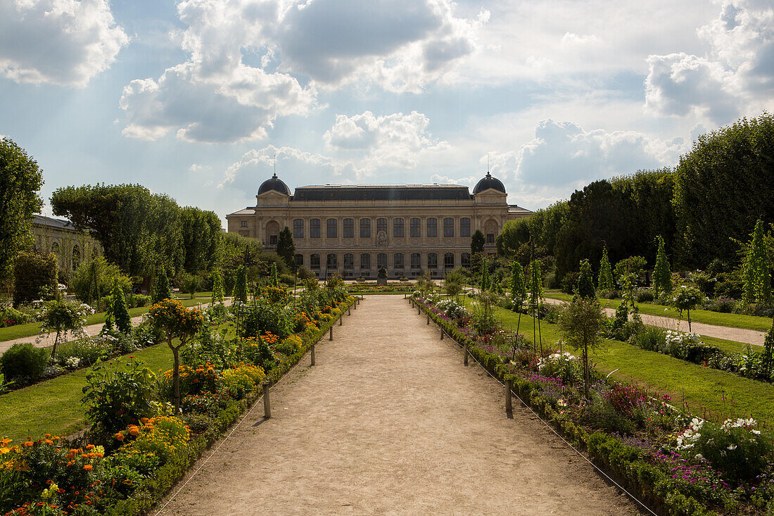 Ein Blick auf den botanischen Garten Jardin des Plantes und das Naturhistorische Museum, Große Galerie der Evolution,Paris,Frankreich