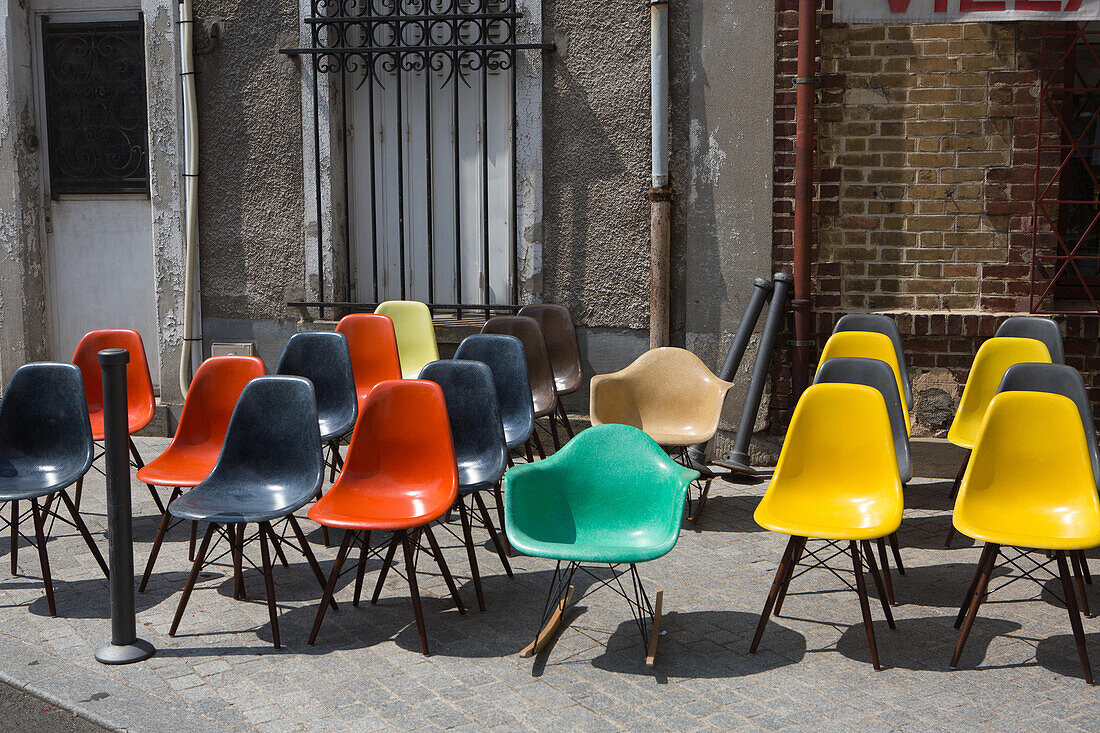 Bunte Plastikstühle auf dem Bürgersteig auf einem Flohmarkt,Paris,Frankreich