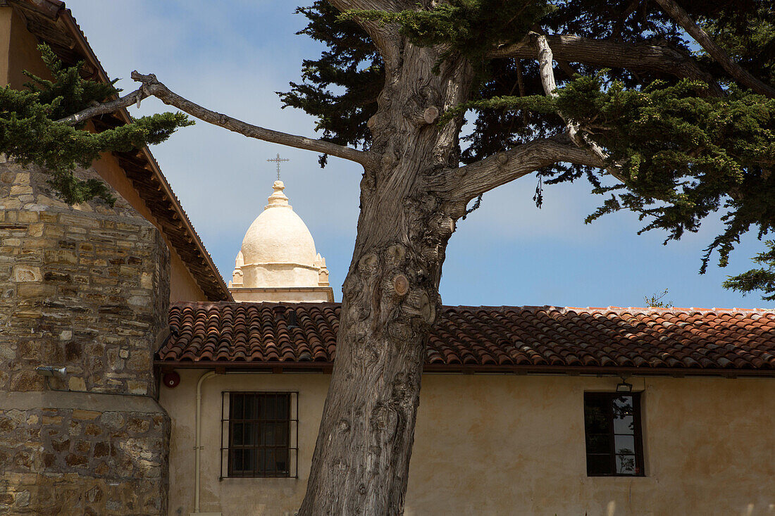 Blick auf die Kuppelkirche der San Carlos Borromeo del Carmelo Mission,Carmel,Kalifornien