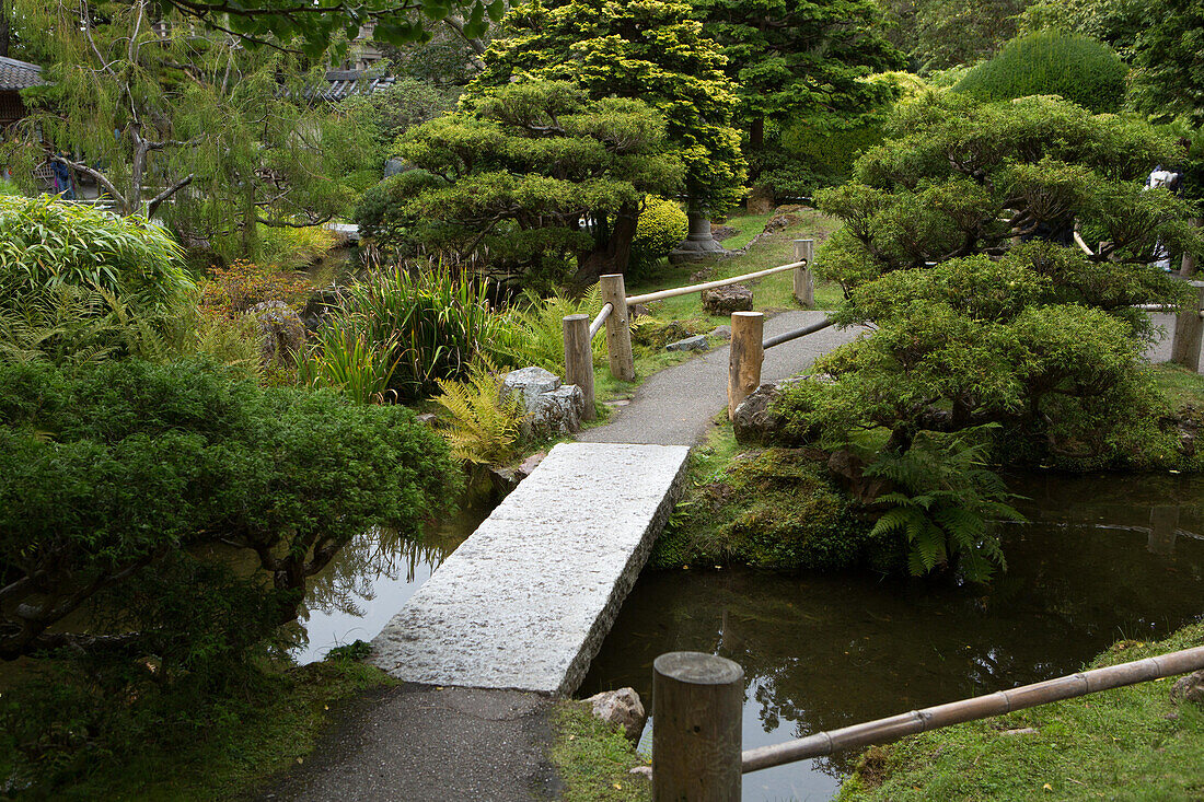 Eine Fußgängerbrücke, ein Garten und ein Weg durch den Japanischen Teegarten von San Francisco,Japanischer Teegarten,San Francisco,Kalifornien