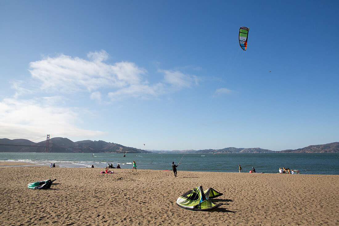 Kiteboarder bereiten sich am Strand in Sichtweite der Golden Gate Bridge vor,Crissy Field Beach,San Francisco,Kalifornien