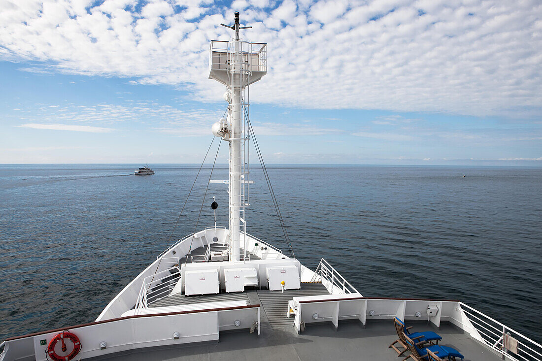 Ein Expeditionsschiff fährt durch den Pazifischen Ozean auf dem Weg zu den Galapagos-Inseln.,Pazifischer Ozean,Galapagos-Inseln,Ecuador