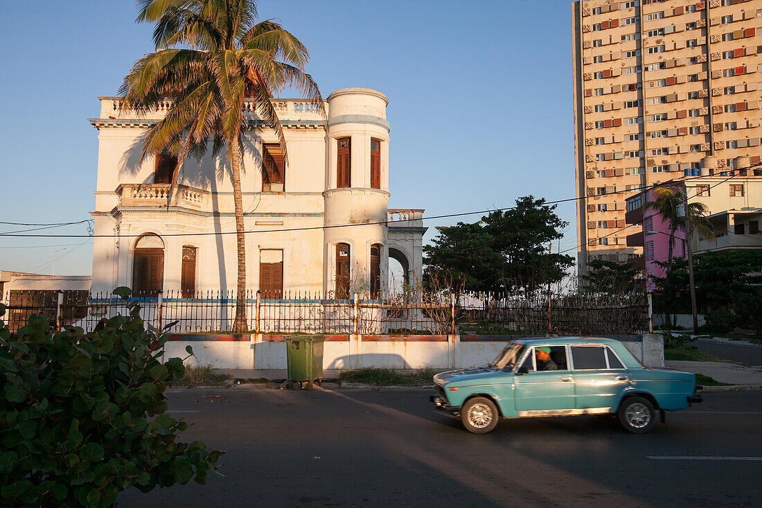 In Havanna, ein Blick auf typische Wohnhäuser, Wohnungsarchitektur und ein altes Auto,Havanna,Kuba