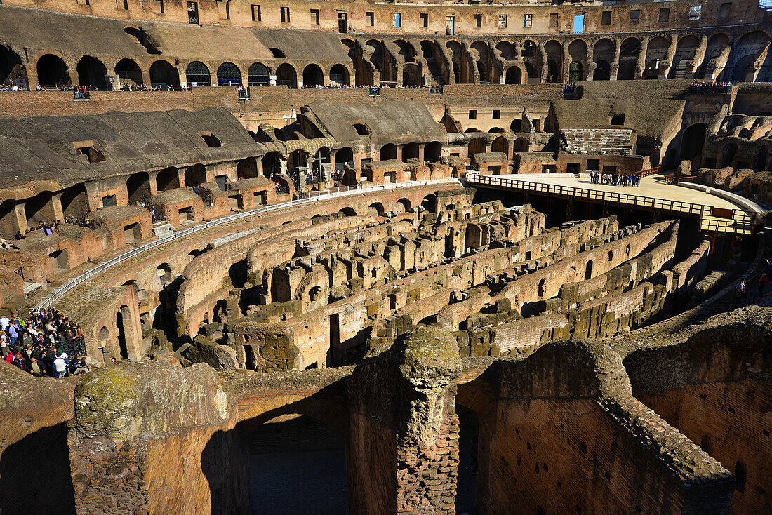 Touristen besichtigen die Ruinen des Kolosseums, des historischen Amphitheaters in Rom, Rom, Italien