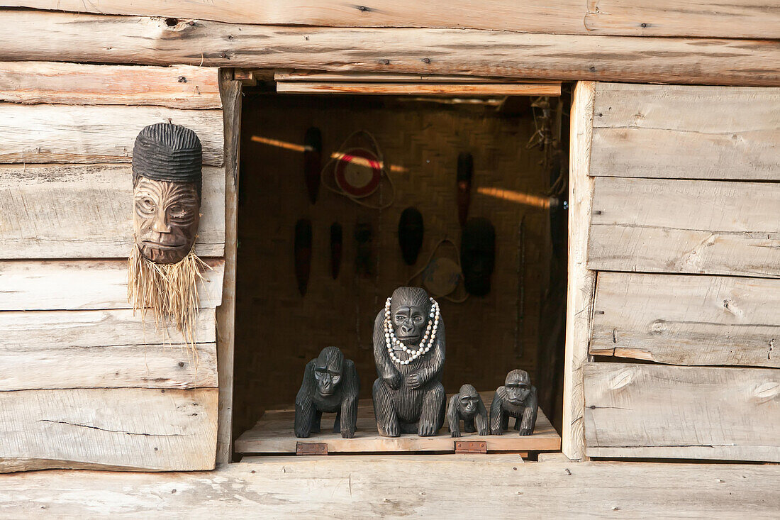 Die Seite eines Hauses und die Fensterbank sind mit handgefertigten traditionellen Holzskulpturen geschmückt.,Bwindi Impenetrable National Park,Uganda