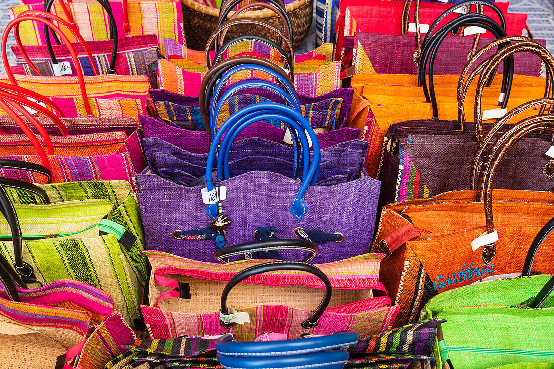 Ausgestellte bunte Handtaschen zum Verkauf,Sainte-Anne,Grande-Terre,Guadeloupe,Frankreich
