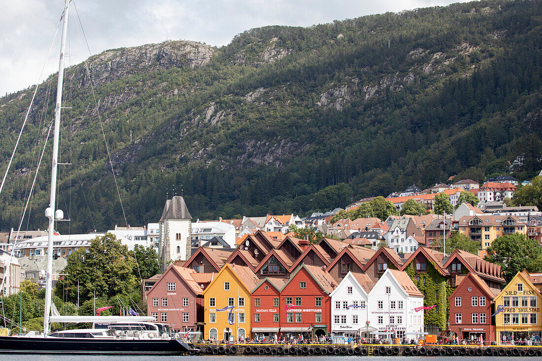 Bunte Holzhäuser aus der Zeit der Hanse am Kai des Hafens von Bergen, Norwegen, Bergen, Norwegen