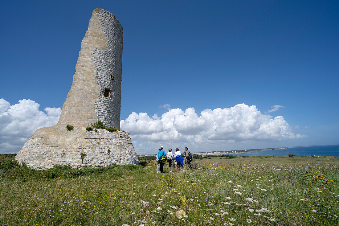 Touristen am Torre del Serpe, in der Nähe von Otranto, Otranto, Apulien, Italien