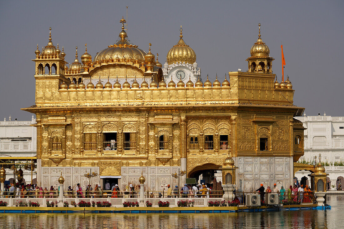 Der Goldene Tempel (Sri Harmandir Sahib) Gurdwara und Sarovar (Teich des Nektars), Amritsar, Punjab, Indien