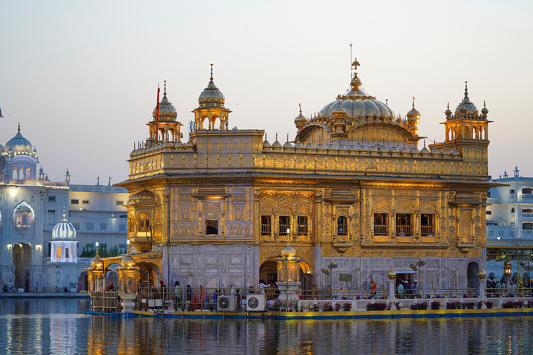 Der Goldene Tempel (Sri Harmandir Sahib) Gurdwara und Sarovar (Nektarbecken), Amritsar, Punjab, Indien