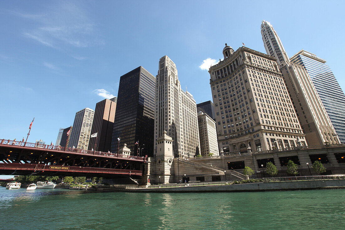 Die Michigan Avenue Bridge überspannt den Chicago River unter Wolkenkratzern,Chicago,Illinois