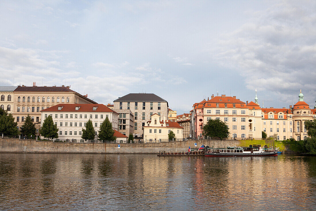 Ein Blick von der Moldau auf die Prager Altstadt, Altstadt, Prag, Tschechische Republik