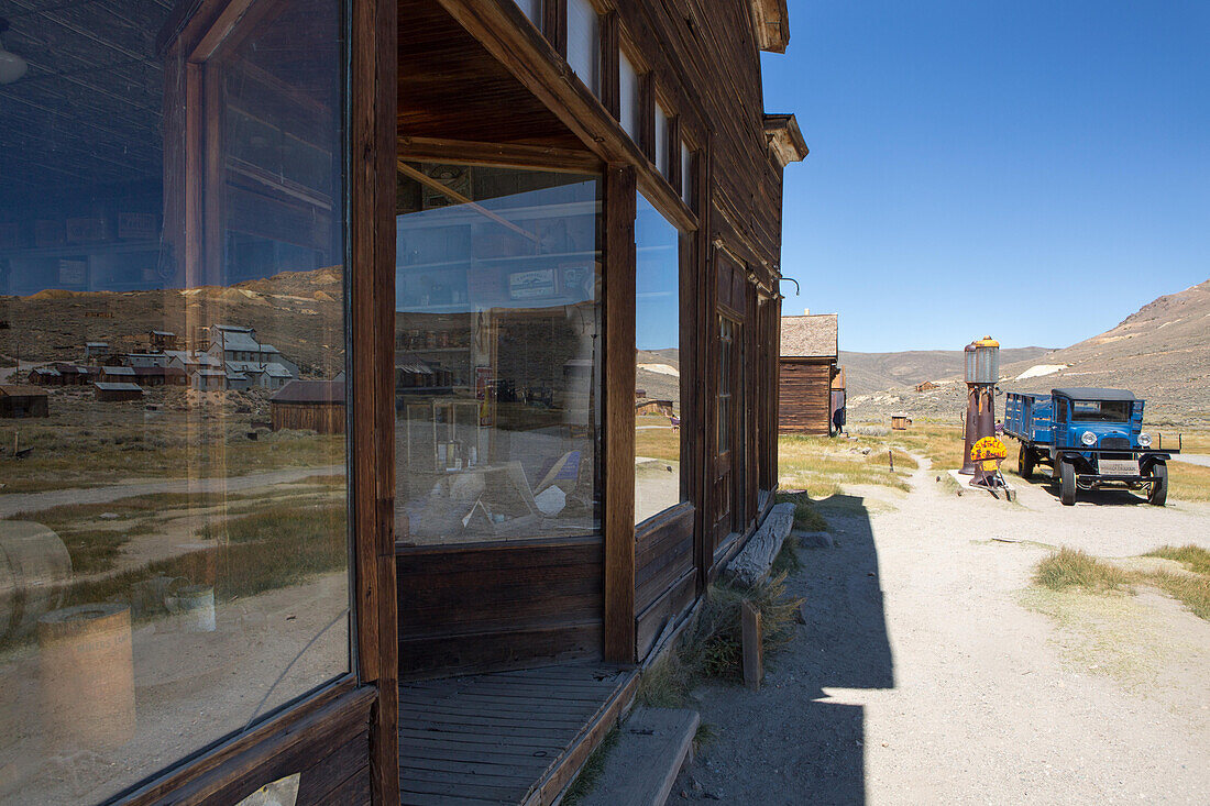 Ein verlassener Gemischtwarenladen, eine Tankstelle und ein antiker Lastwagen in der Bodie Ghost Town, Bodie State Historic Park, Bridgeport, Kalifornien