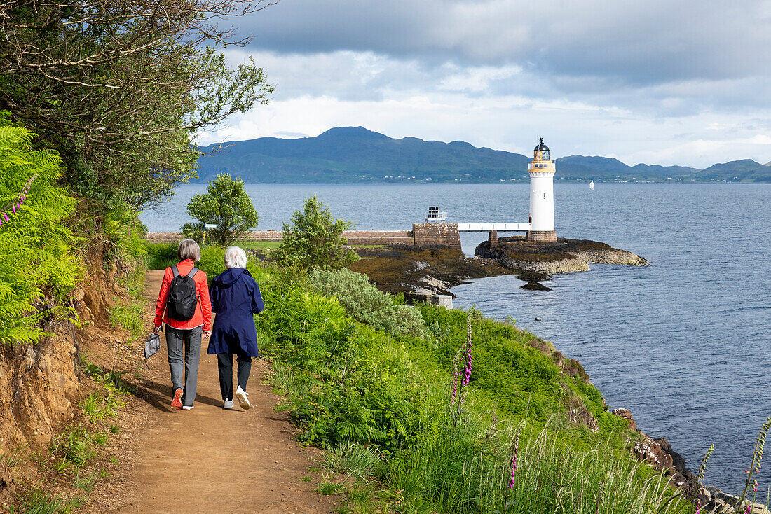 Zwei Frauen wandern zum Leuchtturm Rubha nan Gall (Stevenson) bei Tobermory,Schottland,Tobermory,Isle of Mull,Schottland