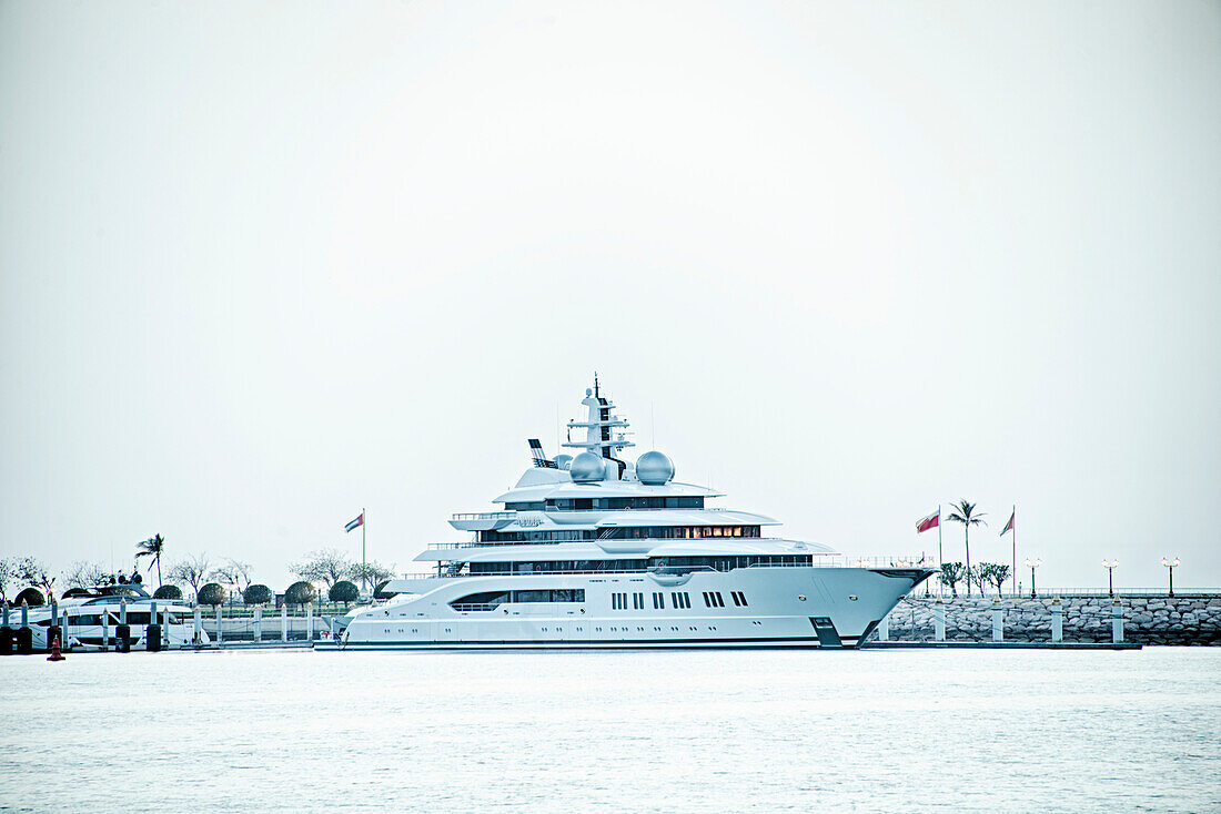 Die Jacht Amadea liegt am Königspalast in Abu Dhabi, Vereinigte Arabische Emirate. Die Yacht war für 340 Millionen Dollar auf dem Markt und ist über 100 Meter lang, Abu Dhabi, Vereinigte Arabische Emirate