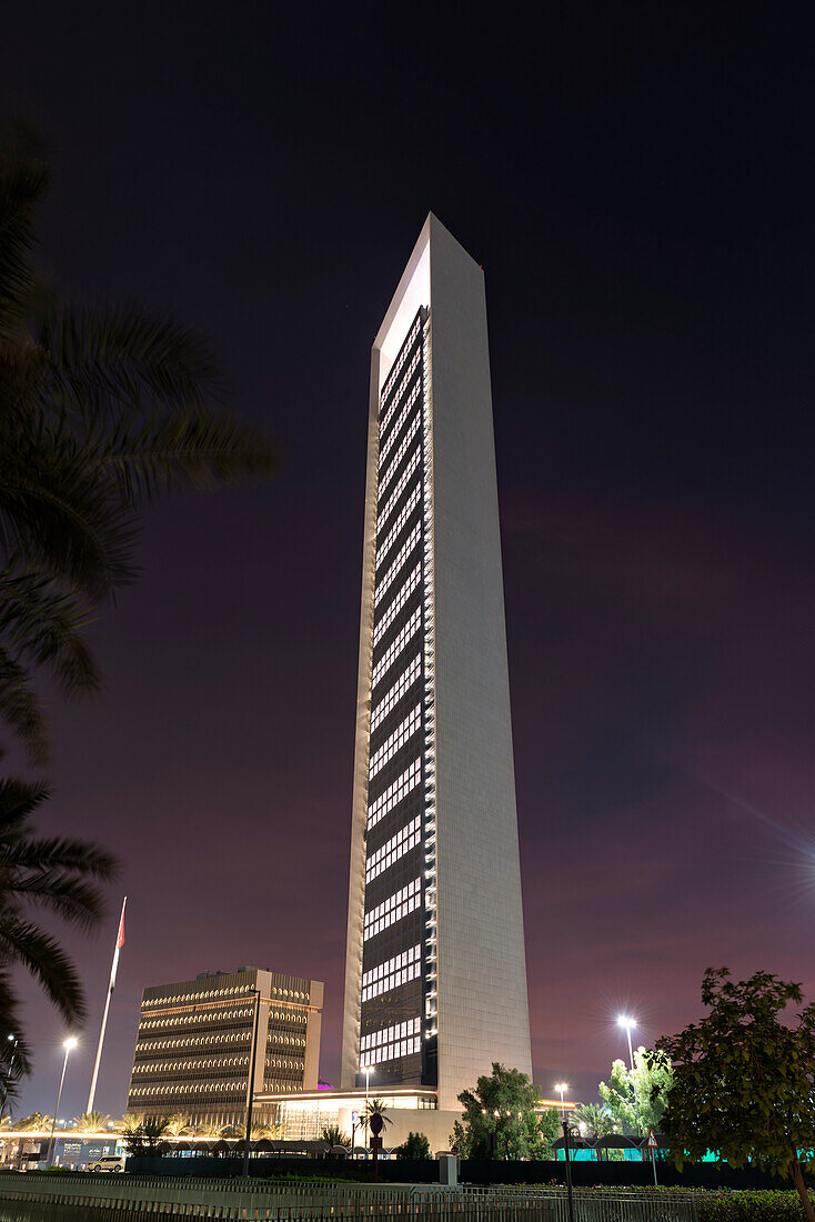 ADNOC-Hauptquartier, ein Wolkenkratzer in der Abenddämmerung, Abu Dhabi, Vereinigte Arabische Emirate