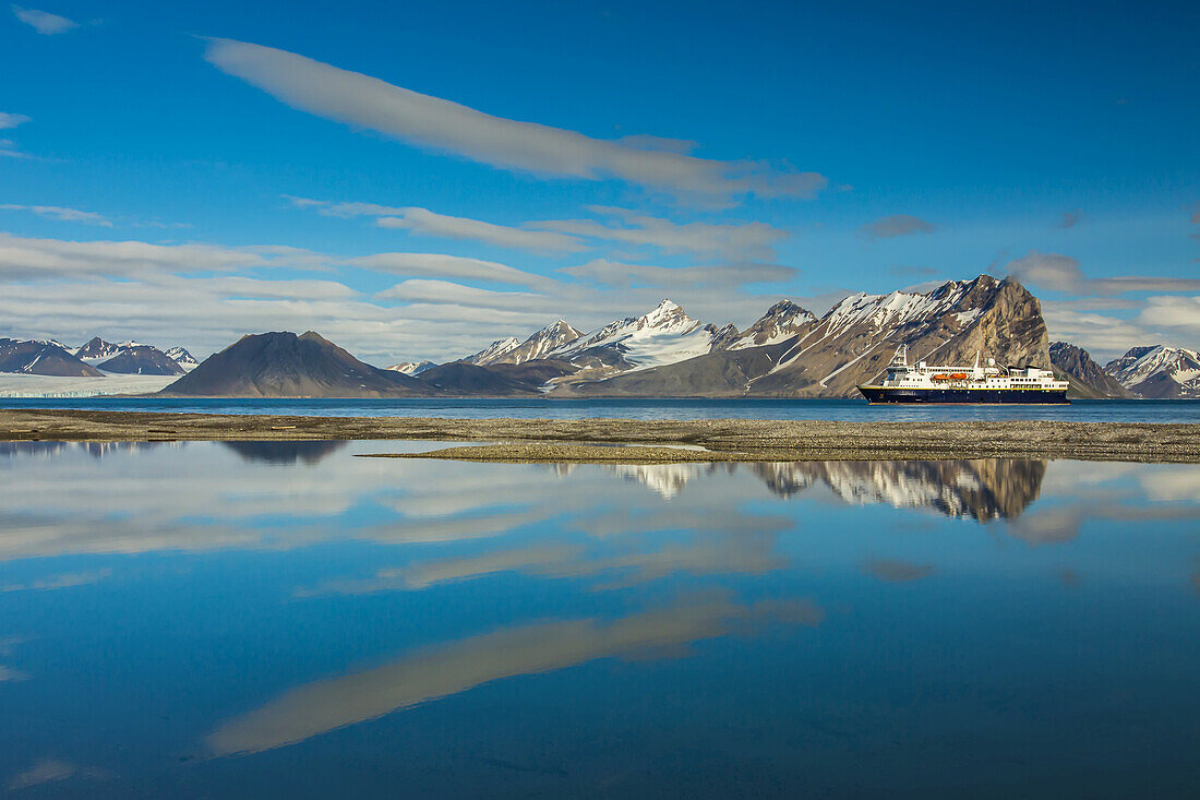 Ein entferntes Kreuzfahrtschiff im Nordpolarmeer.