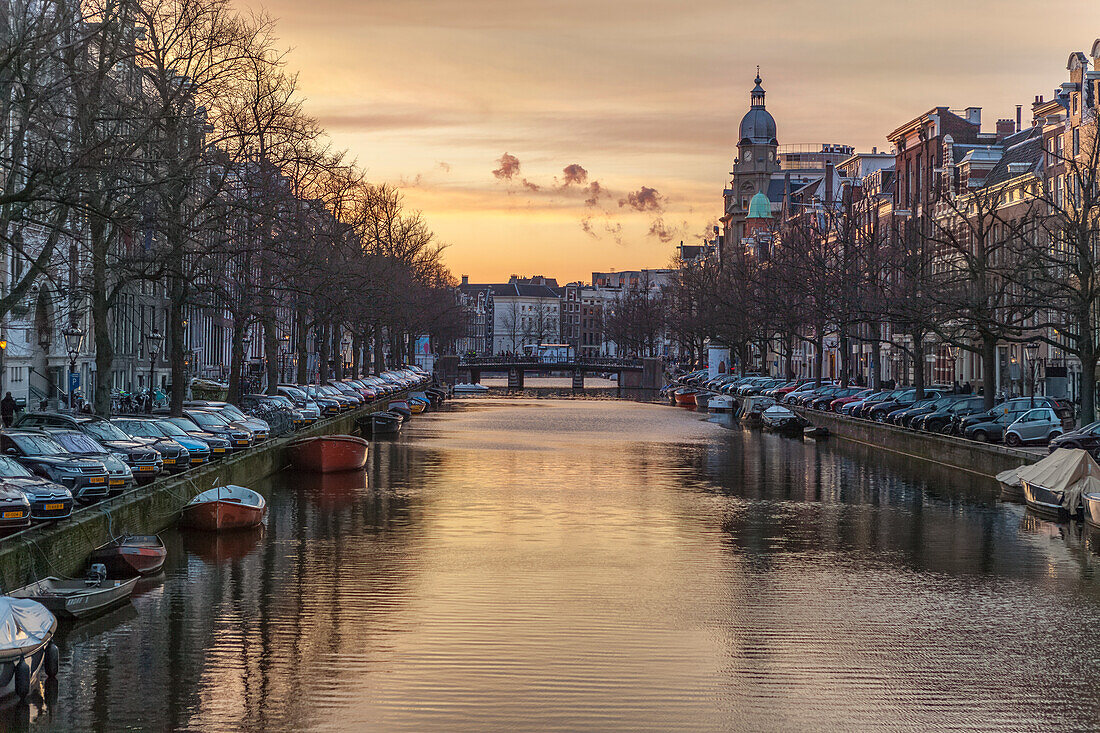 Sonnenuntergang an einer Gracht in Amsterdam, von der Nieuwe Spiegelstraat aus gesehen,Amsterdam,Nordholland,Niederlande