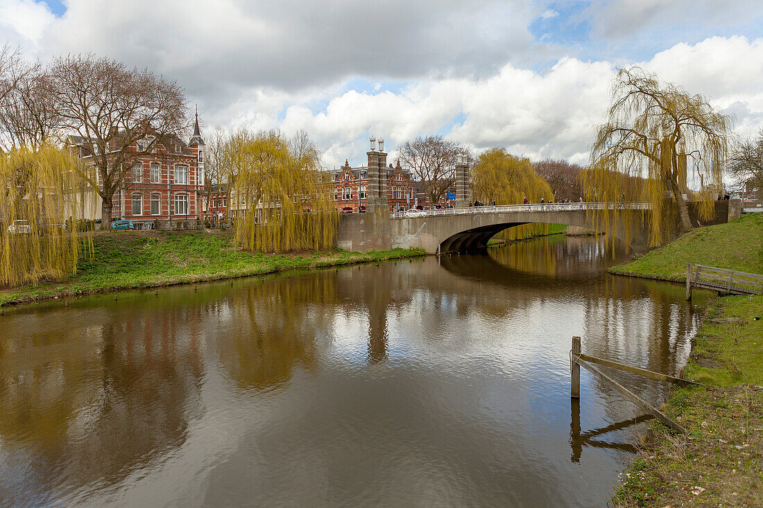 Die Wilhelminabrug auf der anderen Seite des Flusses Dommel, Den Bosch,'s-Hertogenbosch, Nord-Brabant, Niederlande