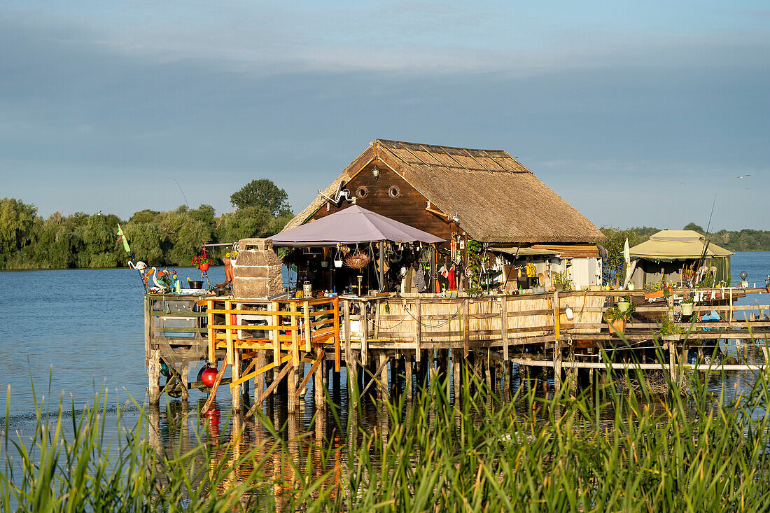 Haus auf Stelzen am Ufer eines Nebenarms des Donaudeltas,Dorf Sfantu Gheorghe im Donaudelta,Rumänien,Sfantu Gheorghe,Siebenbürgen,Rumänien