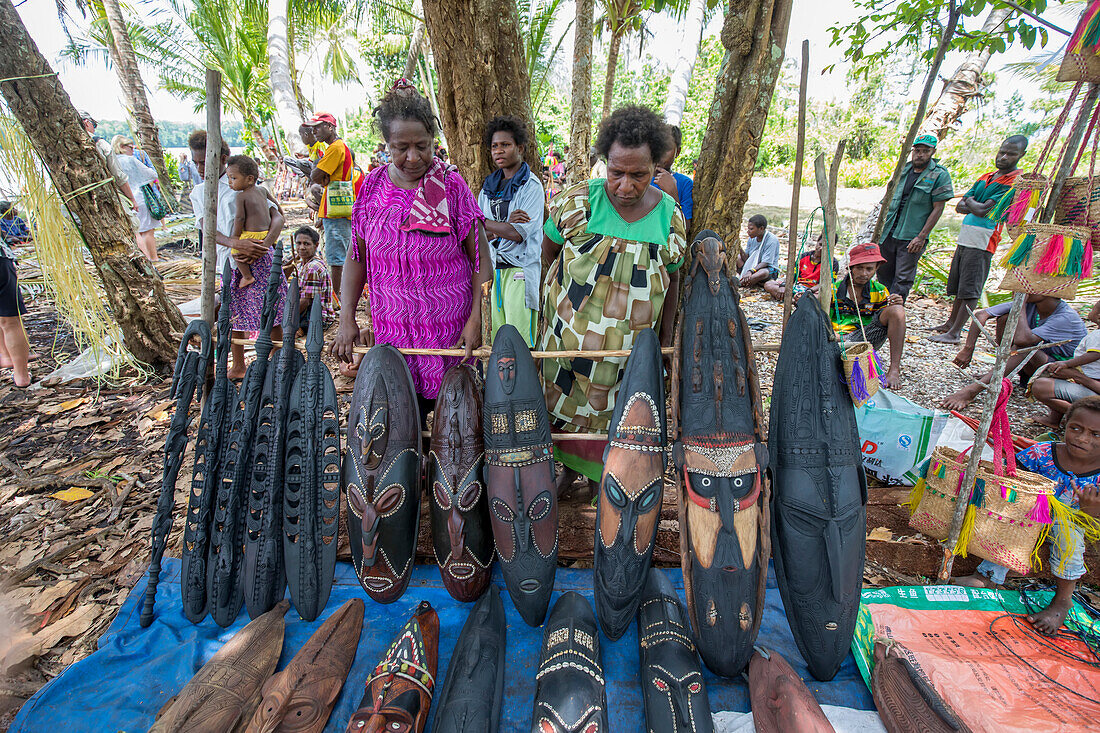 Masken aus geschnitztem Holz und Muscheln auf einem Markt im Dorf Mendam, im Sepik-Delta, Papua-Neuguinea, Mendam, Provinz Ost-Sepik, Papua-Neuguinea