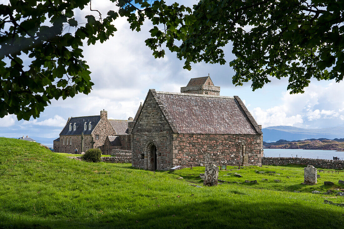 Eine kleine Kirche steht auf dem Friedhof der Benediktinerabtei auf der Isle of Iona, Schottland, Iona, Schottland