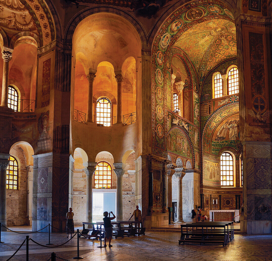 Ravenna, Provinz Ravenna, Italien. Innenraum der Basilika von San Vitale.  Besucher bewundern die Mosaike.  Die frühchristlichen Monumente von Ravenna gehören zum UNESCO-Welterbe.