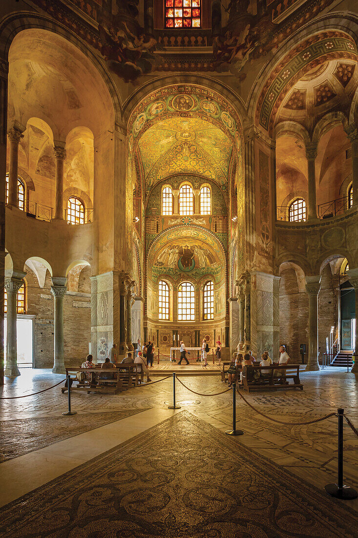 Ravenna, Provinz Ravenna, Italien. Innenraum der Basilika von San Vitale.  Besucher bewundern die Mosaike.  Die frühchristlichen Monumente von Ravenna gehören zum UNESCO-Welterbe.