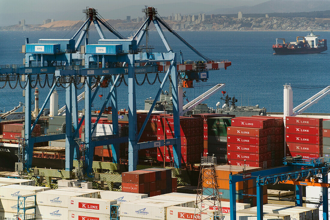Ein moderner Containerhafen in Valparaiso, Chile, Valparaiso, Chile, in Aktion.