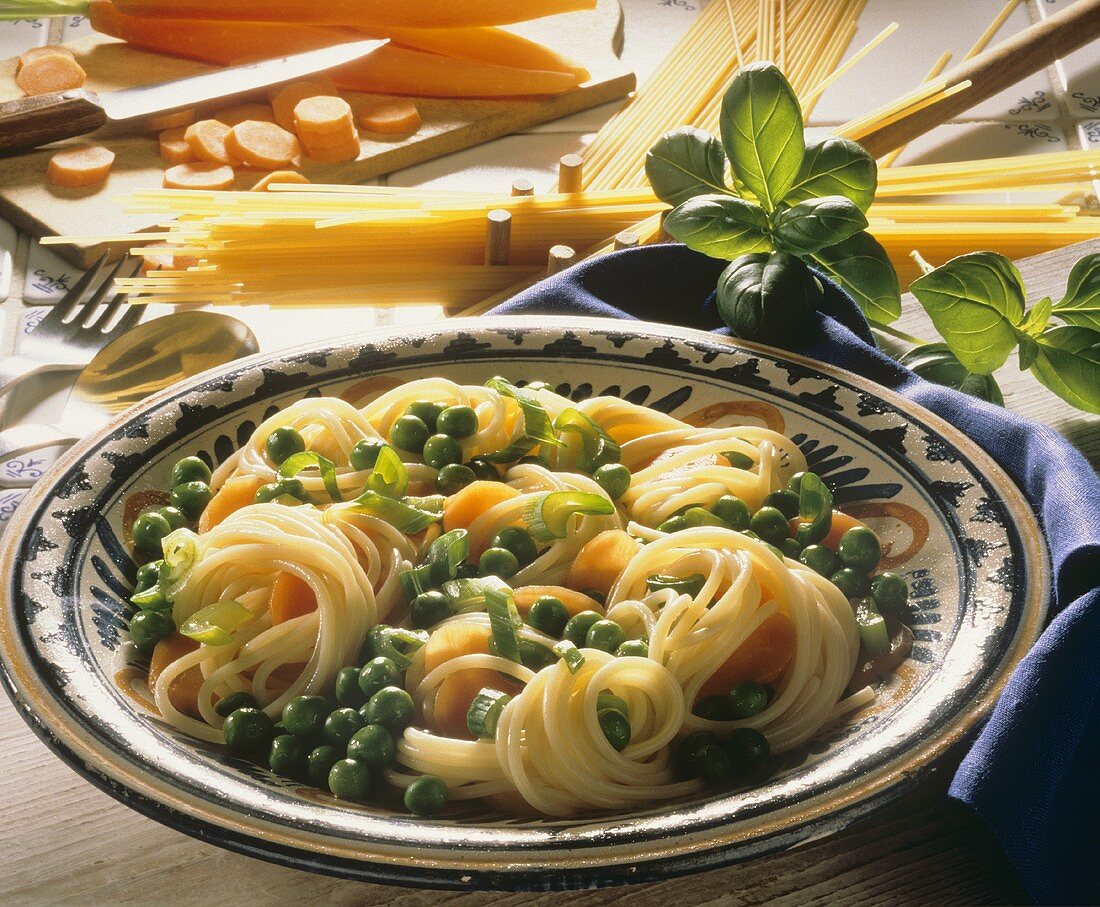 Spaghetti mit Erbsen, Karotten & Frühlingszwiebeln auf Teller