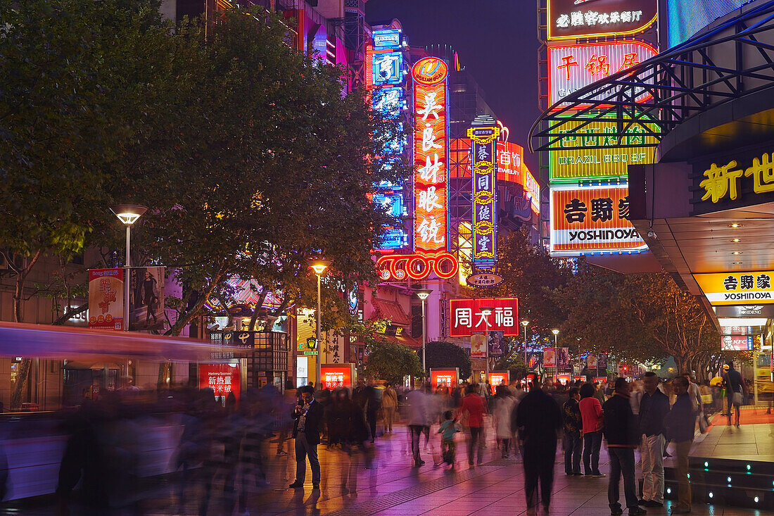 Die Nachtlichter des Stadtzentrums von Shanghai, auf der East Nanjing Road, Shanghai, China, Huangpu District, Shanghai, China.