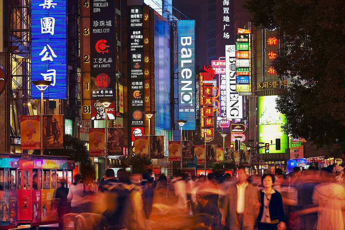 Die nächtlichen Lichter der Innenstadt von Shanghai, auf der East Nanjing Road, Shanghai, China, Huangpu District, Shanghai, China.