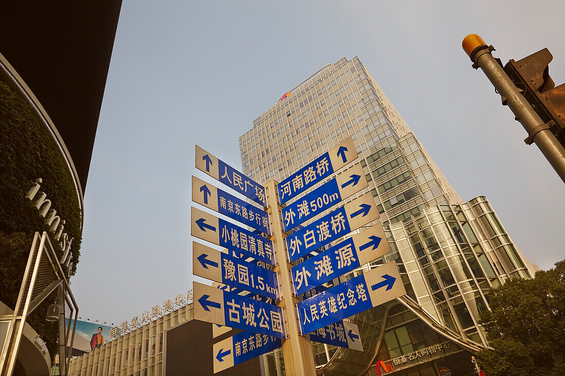Fußgängerschilder in der East Nanjing Road, Innenstadt von Shanghai, China, East Nanjing Road, Huangpu Bezirk, Shanghai, China.