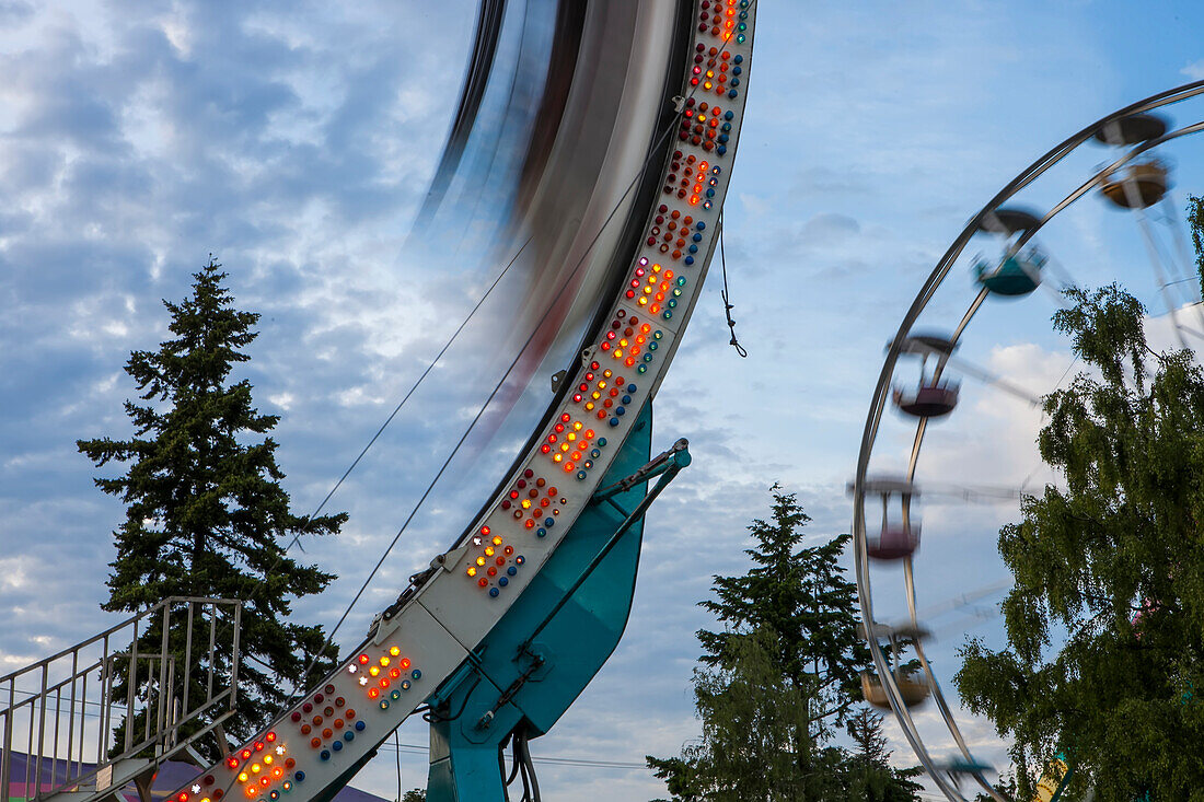 Bewegungsunschärfe eines Riesenrads auf einem fahrenden Rummelplatz, Yelm, Washington, Vereinigte Staaten von Amerika