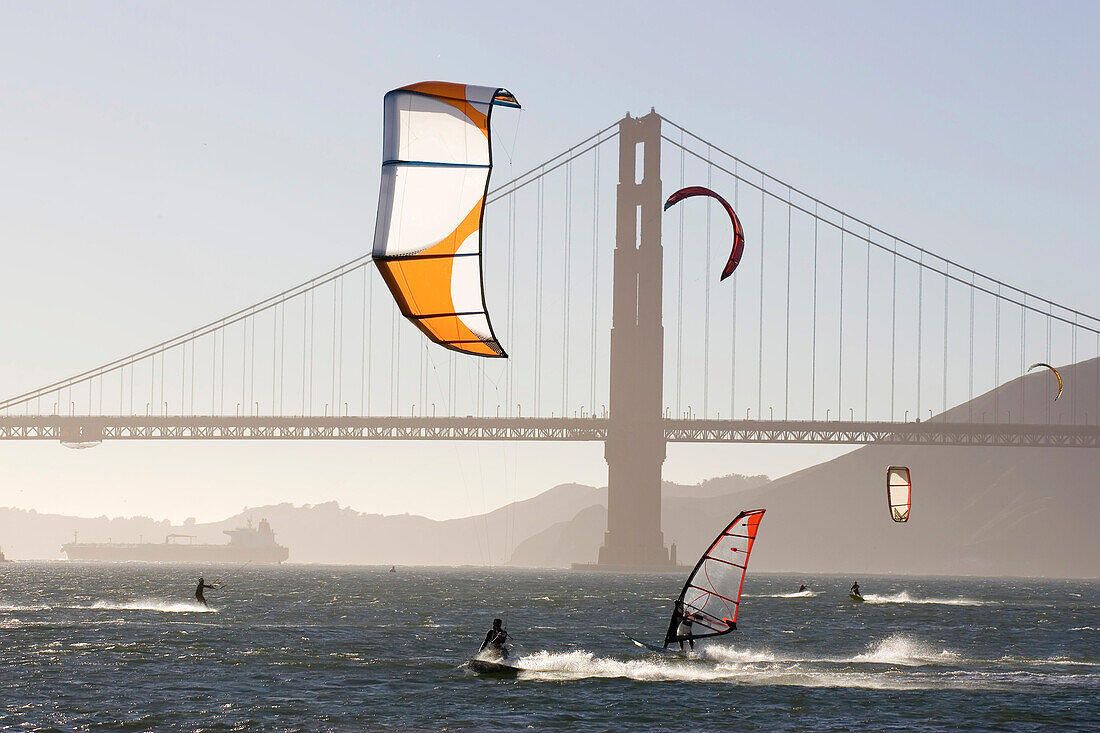 Menschen beim Windsurfen und Kitebording in der San Francisco Bay, Kalifornien, San Francisco Bay, Kalifornien