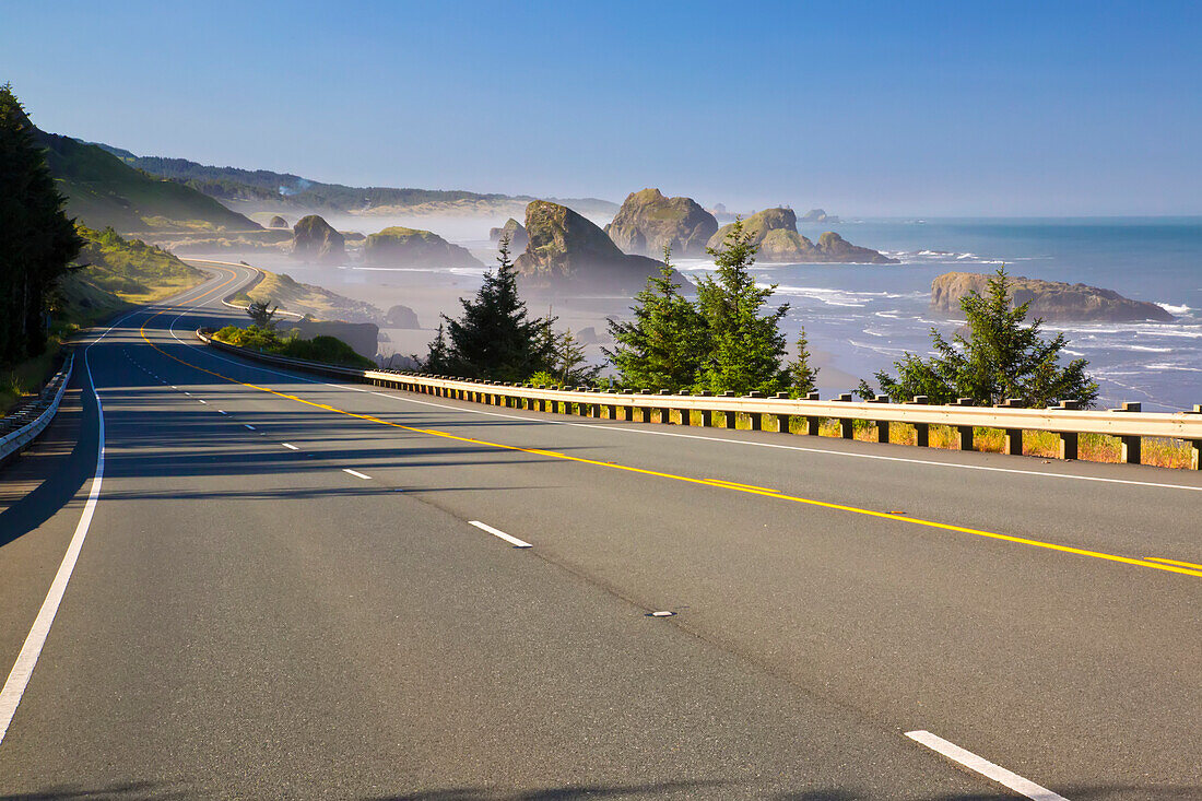 Morgenlicht verleiht dem Kap Sebastian entlang der Küste von South Oregon, Oregon, Vereinigte Staaten von Amerika, eine besondere Schönheit