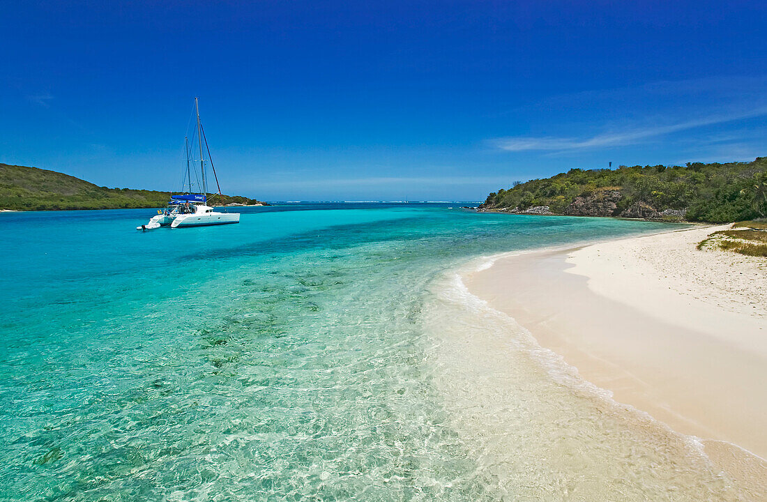 Yacht vor Petit Bateau Island, Tobago Cays, in den südlichen Grenadinen, Petit Bateau Island, St. Vincent und die Grenadinen